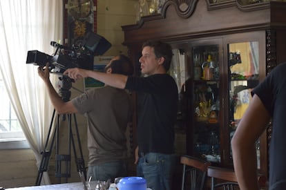 Manuel Bauer, de negro, durante el rodaje del documental 'Vida férrea'.