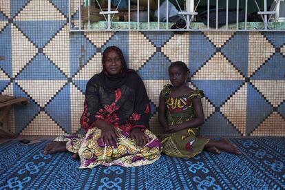 Oumou Ndiaye, de 30 anos, e sua filha Aissata Golfa, de 9, posam em sua casa de Bamako, Mali. Omou é dona de casa e não foi à escola. Espera que sua filha se case com alguém de sua etnia. Assiata pretende ser professora quando cumprir 18 anos.