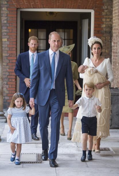 William e Kate chegam com os dois filhos ao batizado do caçula.