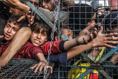 Palestinos hacen colas para recibir comida gratuita durante el Ramadn, el mes sagrado de ayuno musulmn, en el campo de refugiados de Jabalia ubicado en la Franja de Gaza.