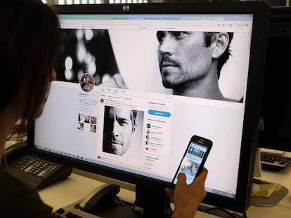 Una internauta visita la pagina del actor fallecido Paul Walker.