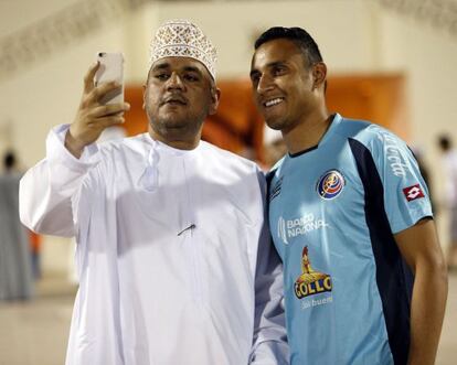 Un hincha yemení se hace una foto con Keylor Navas.