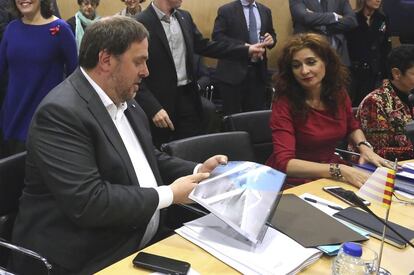 El conseller de Economía catalán, Oriol Junqueras, junto a la consejera de Hacienda de Andalucía, María Jesús Montero, al inicio del Consejo de Política Fiscal y Financiera.