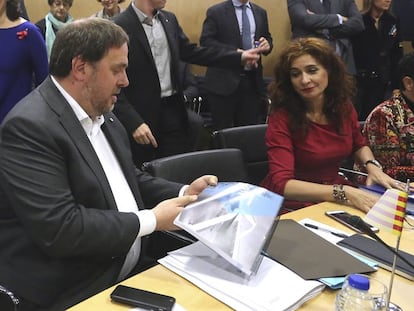 El conseller de Econom&iacute;a catal&aacute;n, Oriol Junqueras, junto a la consejera de Hacienda de Andaluc&iacute;a, Mar&iacute;a Jes&uacute;s Montero, al inicio del Consejo de Pol&iacute;tica Fiscal y Financiera.