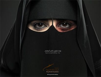 Una mujer con un niqab y el ojo amoratado, imagen de la campaña.