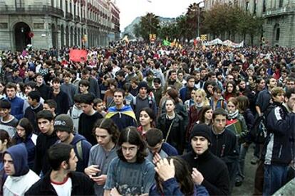 La manifestación, a su paso por el Pla de Palau, frente a la delegación del Gobierno.