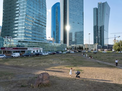Rascacielos Northern Lights y Emerald Towers, en el bulevar Nurzhol, en Astaná (Kazajistán).