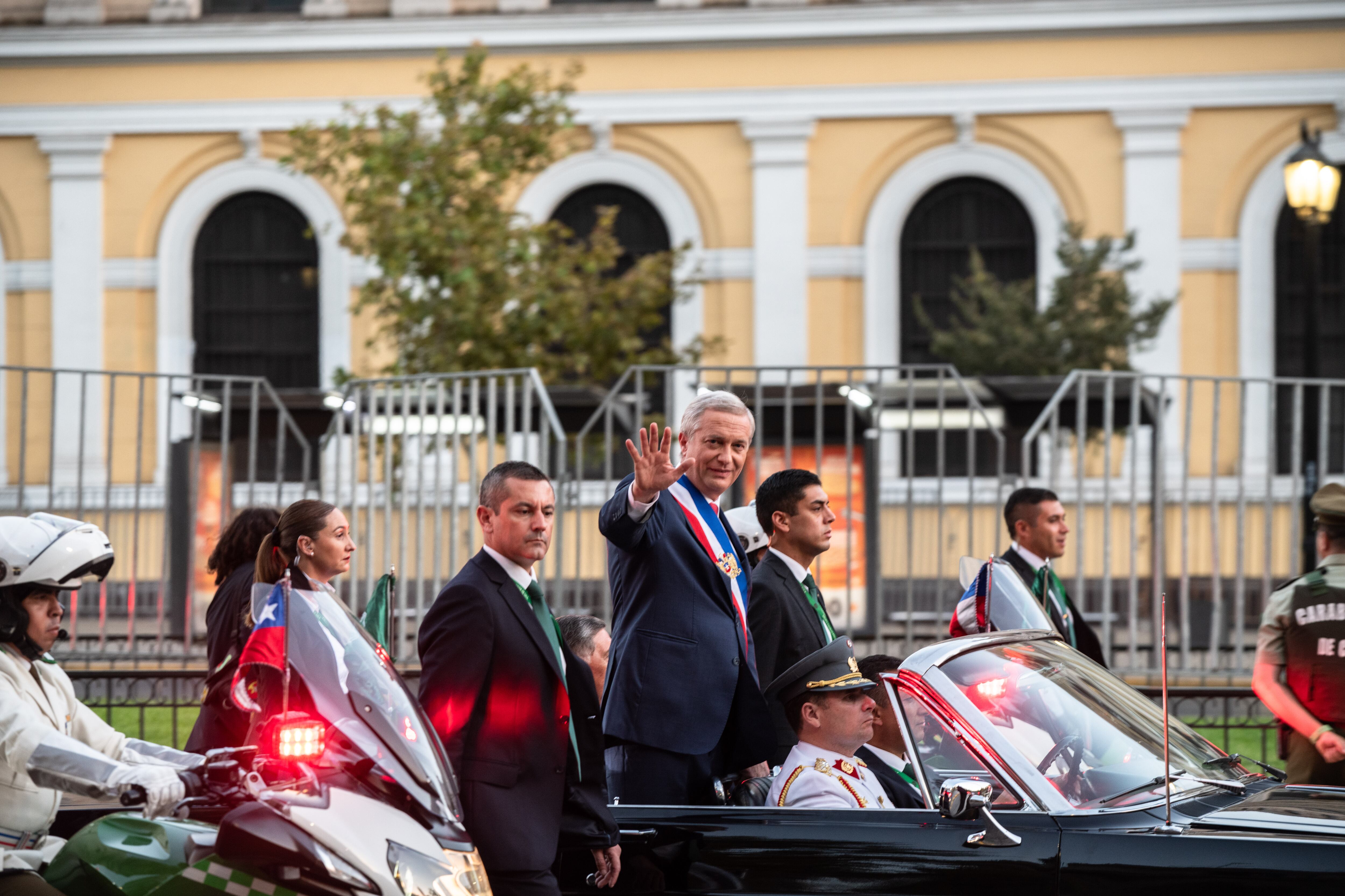 José Antonio Kast saluda previo a su primer discurso como presidente de Chile.