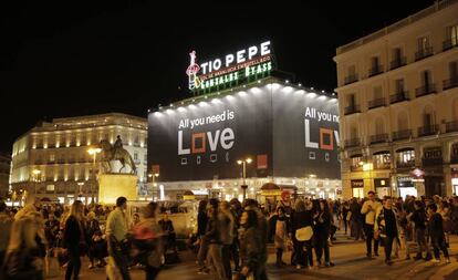 Cartel anunciando el paquete Love de Orange en la Puerta del Sol de Madrid.