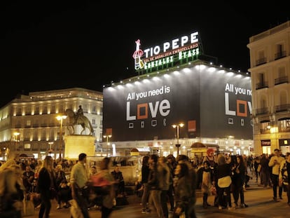 Cartel anunciando el paquete Love de Orange en la Puerta del Sol de Madrid.