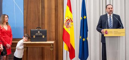 El ministro de Transportes, José Luis Ábalos, durante el acto de toma de la cartera ministerial ante la mirada de su esposa y uno de sus hijos.