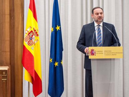 El ministro de Transportes, José Luis Ábalos, durante el acto de toma de la cartera ministerial ante la mirada de su esposa y uno de sus hijos.