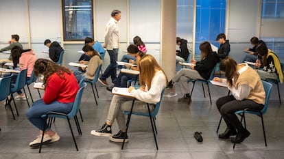 Un grupo de alumnos presenta un examen en una institución pública.