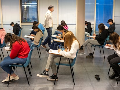 Un grupo de alumnos presenta un examen en una institución pública.