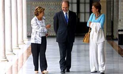 Carmen Hermosín, Manuel Chaves y Magdalena Álvarez, ayer, en los pasillos del Parlamento.