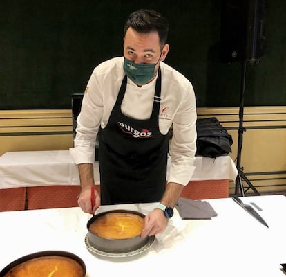 Nicolás Reyes con su tarta ganadora.