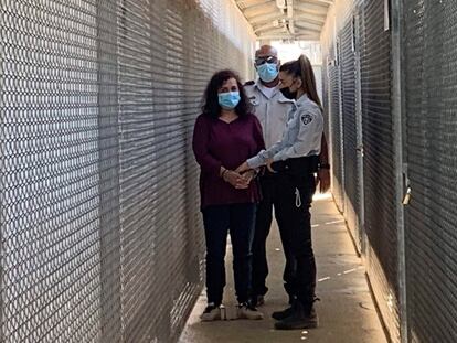 La trabajadora humanitaria española Juana Ruiz Sánchez es trasladada esposada de pies y manos para asistir a su juicio, el 10 de agosto ante  el tribunal militar israelí de Ofer (Cisjordania).