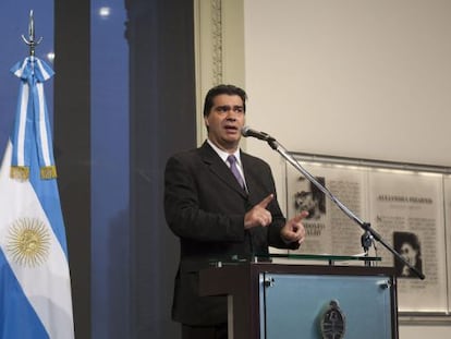 Jorge Capitanich, chefe de Gabinete argentino, fala à imprensa.