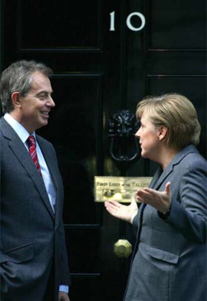 Blair recibe a Merkel en el 10 de Downing Street.