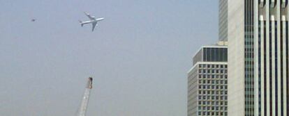 En un ejercicio autorizado, uno de los aviones presidenciales es escoltado por un F-16 sobre la Gran Manzana