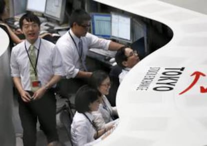 Agentes de bolsa siguen los monitores en la Bolsa de Tokio. EFE/Archivo