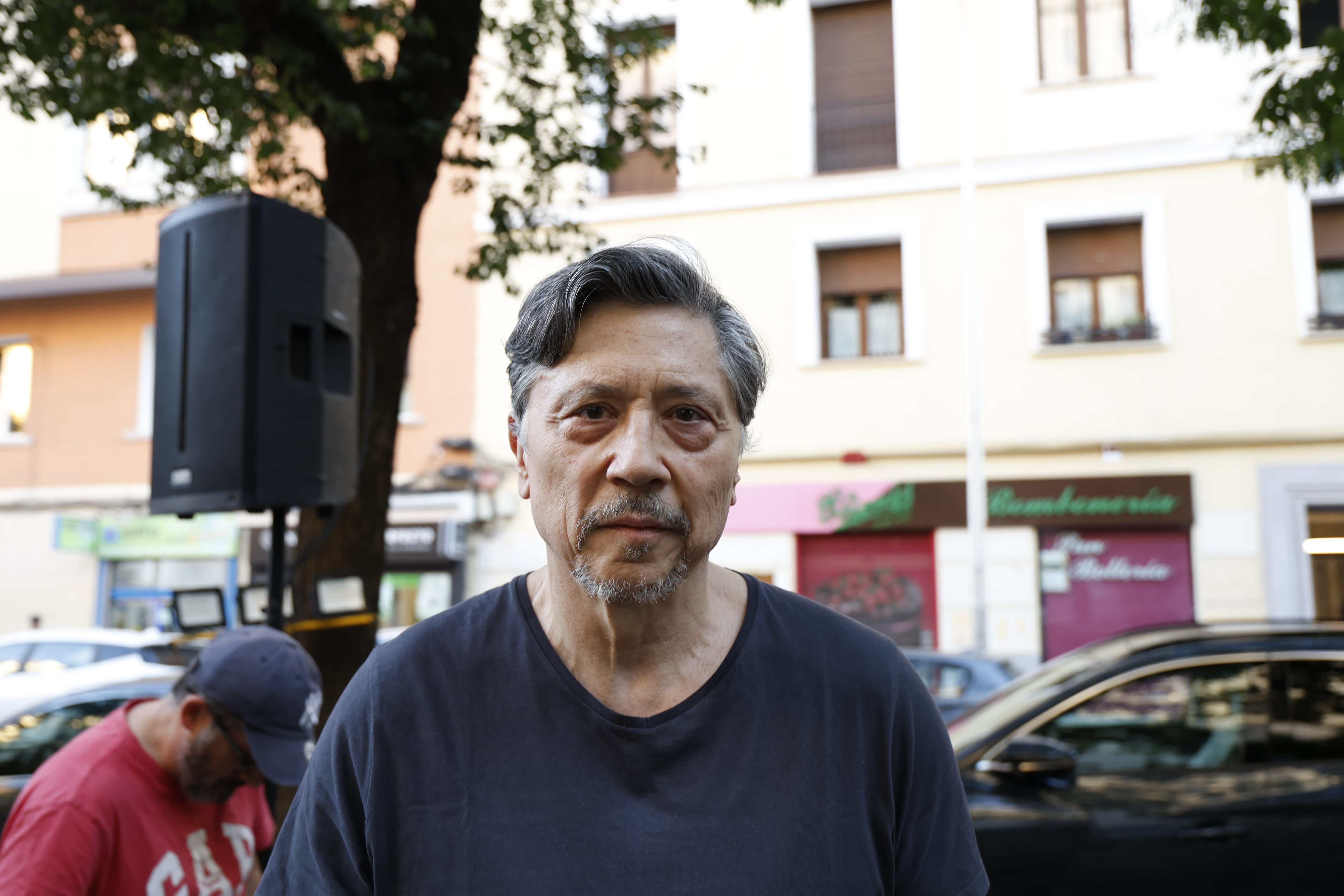 Carlos Bardem, llegando a la acampada.
