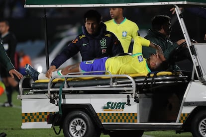 Neymar saliendo en camilla durante el encuentro entre Uruguay y Brasil.
