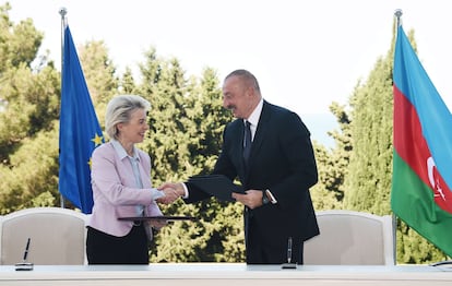 La presidenta de la Comisión Europea, Ursula von der Leyen, y el presidente de Azerbaiyán, Ilham Aliyev, tras firmar un memorándum sobre el gas en Bakú el día 18.