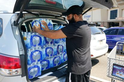 La gente compra provisiones de agua