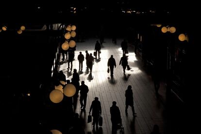 La incesante vida urbana, como en el mercado Iszámú Vásárcsarnok.