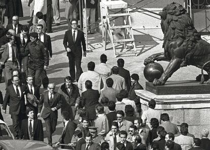 Imagen de archivo de la salida de los parlamentarios tras el fracaso del golpe.