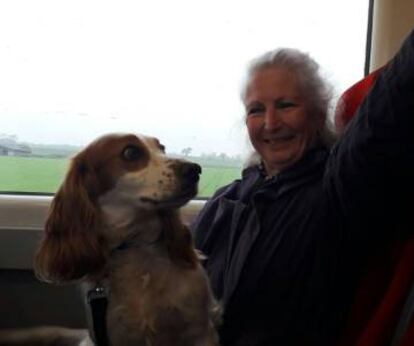 Momo, con su perro, a bordo del tren.