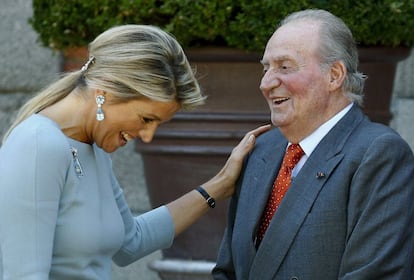 El Rey Juan Carlos conversa con Máxima  de Holanda en el Palacio de La Zarzuela, donde los Reyes ofrecen un almuerzo en honor de los monarcas holandeses. 