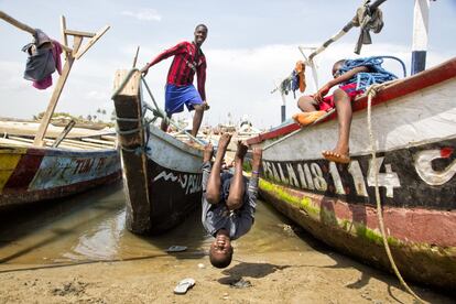 Kobina Amoasi (a la izquierda) con dos de sus hermanos más pequeños en la costa de Nyanyano, en Ghana. Kobina, de 21 años, viene de una familia de pescadores que lo forzó a dejar la escuela a los 14 años. “No me gusta pescar porque es muy peligroso. Yo quería ser sastre, pero ahora soy pescador. No tengo ni idea de cuándo ni cómo puedo dejarlo. Me siento atrapado en esta vida que no he elegido.”