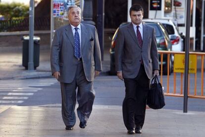 Luis D&iacute;az Alperi, a la izquierda, llega a la sede del TSJ valenciano acompa&ntilde;ado por su abogado.