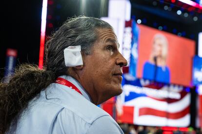 El delegado de Arizona, Ray Michaels, lleva una venda en la oreja en solidaridad con Donald Trump.