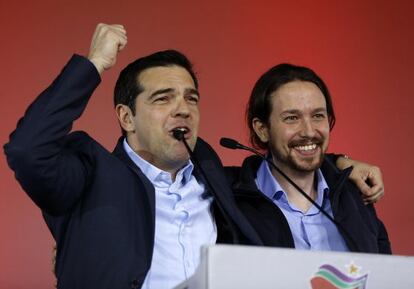 O líder do Syriza Alexis Tsipras (à esq.) ao lado do líder do espanhol Podemos, também de esquerda, Pablo Iglesias.