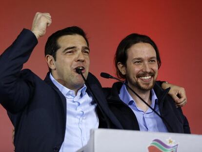 O líder do Syriza Alexis Tsipras (à esq.) ao lado do líder do espanhol Podemos, também de esquerda, Pablo Iglesias.