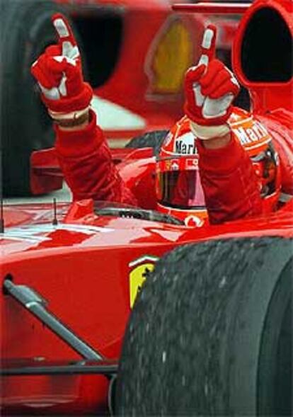 Michael Schumacher celebra su triunfo en la línea de llegada del circuito de Sepang.