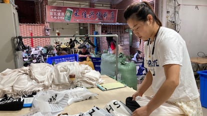 Una mujer embala ropa para la marca Shein en una fábrica en Nancun, una localidad de Guangzhou (provincia de Cantón, al sur de China).