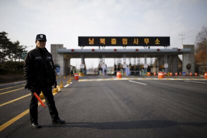 Un guardia de seguridad surcoreano en la carretera que conduce al complejo industrial de Kaesong, situado dentro del territorio norcoreano.