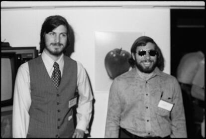 Steve Jobs y Steve Wozniak, fundadores de Apple, en una imagen tomada en 1977.