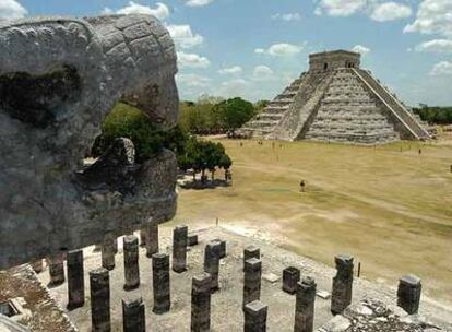 La pirámide principal, al fondo, del enclave arqueológico maya de Chichén Itzá, en Yucatán, tras su restauración