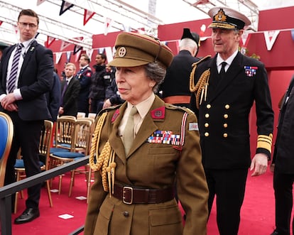 En honor a su posición como Comandante en Jefe del Cuerpo de Enfermería de Primeros Auxilios, la princesa Ana, hermana del rey Carlos III, ha vestido el uniforme militar sin condecoraciones, el mismo que su difunta madre, la reina Isabel II, usó durante el Día de la Victoria de 1945.