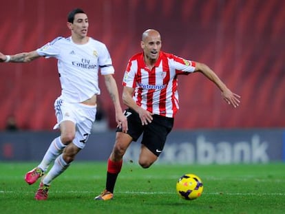 Di Mar&iacute;a pelea el bal&oacute;n con Mikel Rico. 