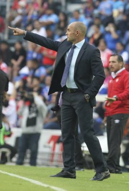 El entrenador español en el partido contra Necaxa