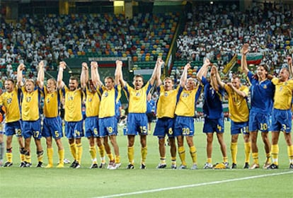 Los jugadores suecos celebran su triunfo ante Bulgaria en el centro del campo.