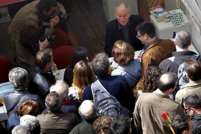 El escritor Eduardo Mendoza firma ejemplares a los seguidores que hacían cola el día de Sant Jordi, en 2011.