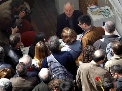 El escritor Eduardo Mendoza firma ejemplares a los seguidores que hacían cola el día de Sant Jordi, en 2011.