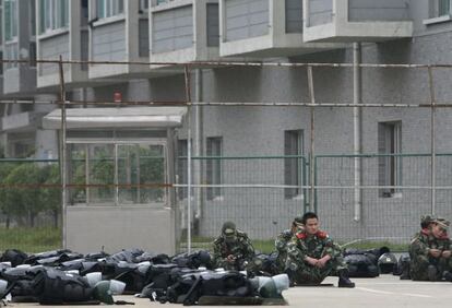 Policías tras disolver una pelea multitudinaria en la planta de Foxconn en Taiyuan en septiembre.